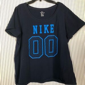 Navy blue nike tee.